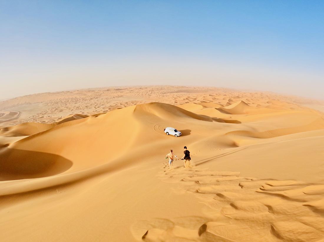 Flo und Ben genießen den warmen Wüstensand