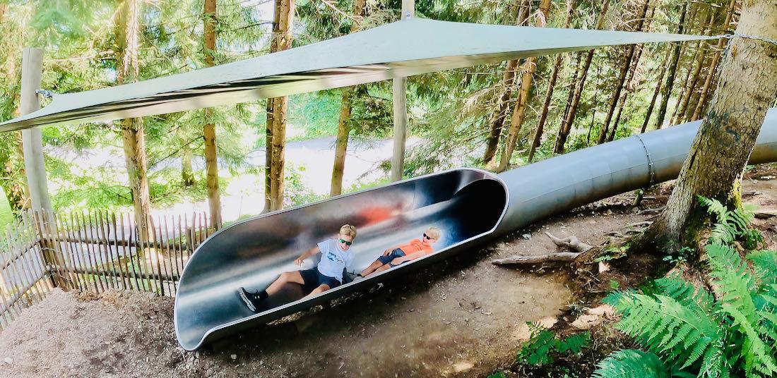 Flo und Ben in der Rutsche am Golm