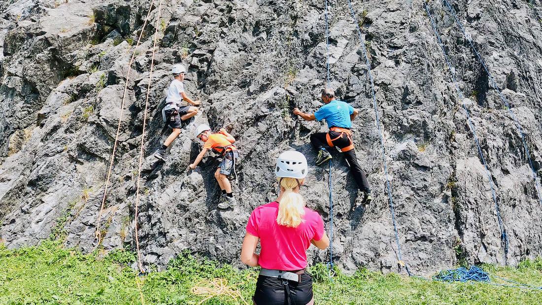 Flo und Ben klettern und Melanie sichert im Montafon