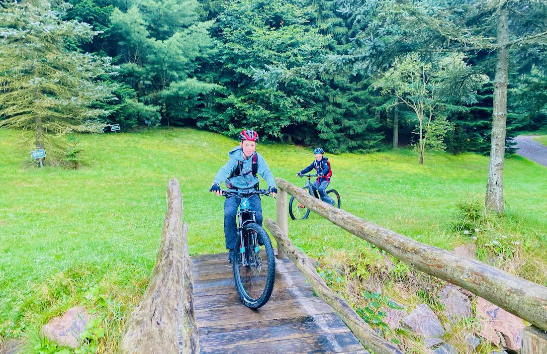 Flo und Ben meistern die schmale Brücke