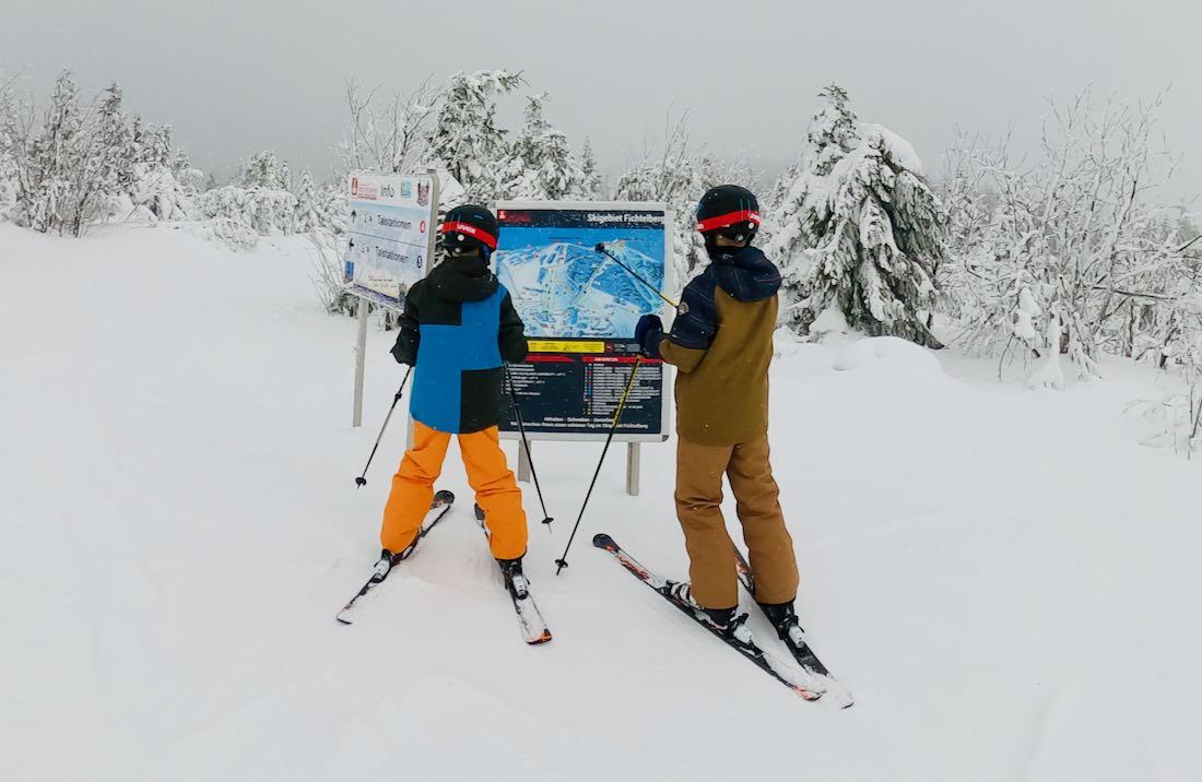 Flo und Ben schauen auf die Skialpin Karten am Fichtelberg