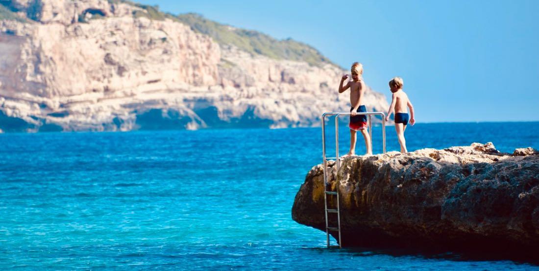 Flo und Ben springen ins Mittelmeer am Cala Lombards