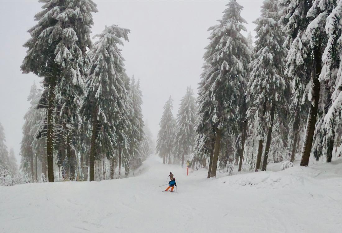 Flo und Ben von Fravely fahren Skialpin am Fichtelberg
