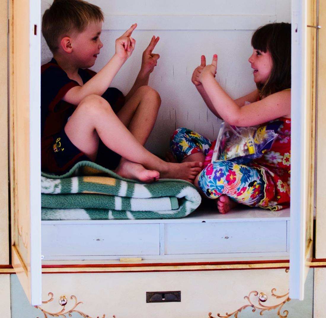 Flo und Hanne im Schrank in der Finca