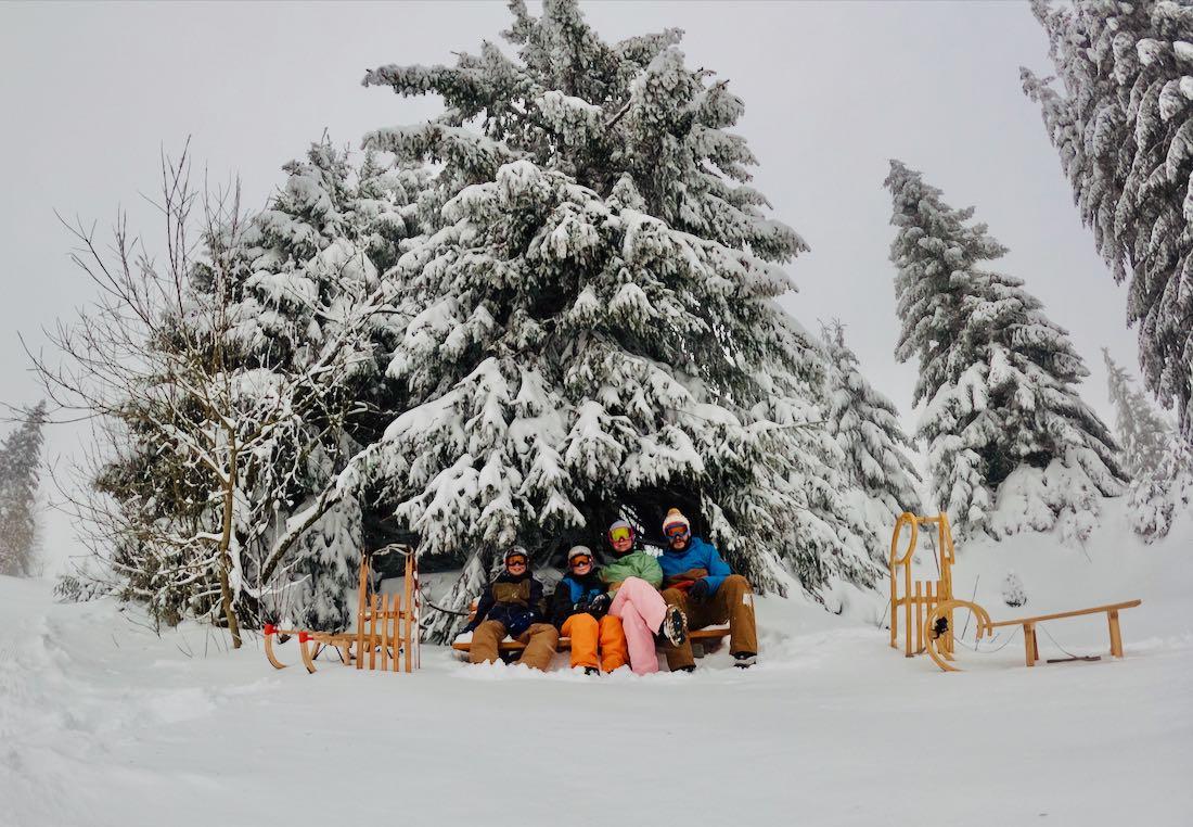 Fravely auf der verschneiten Bank in Oberwiesenthal