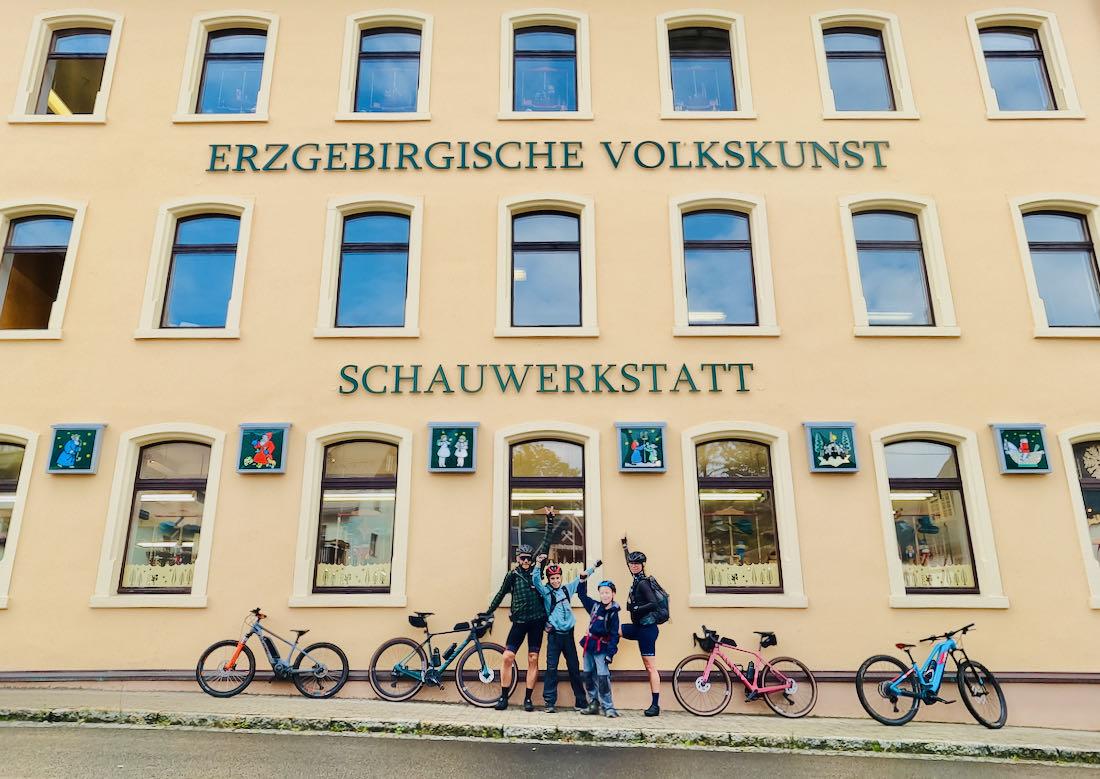 Fravely in Seiffen vor der Schauwerkstatt