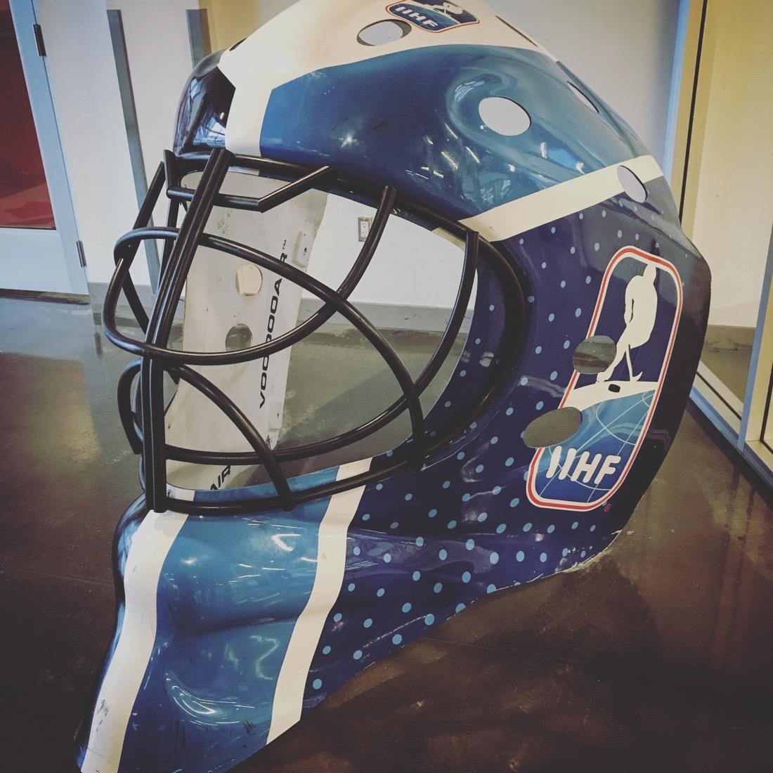 Großer Hockey Helm im Olympia Park in Calgary