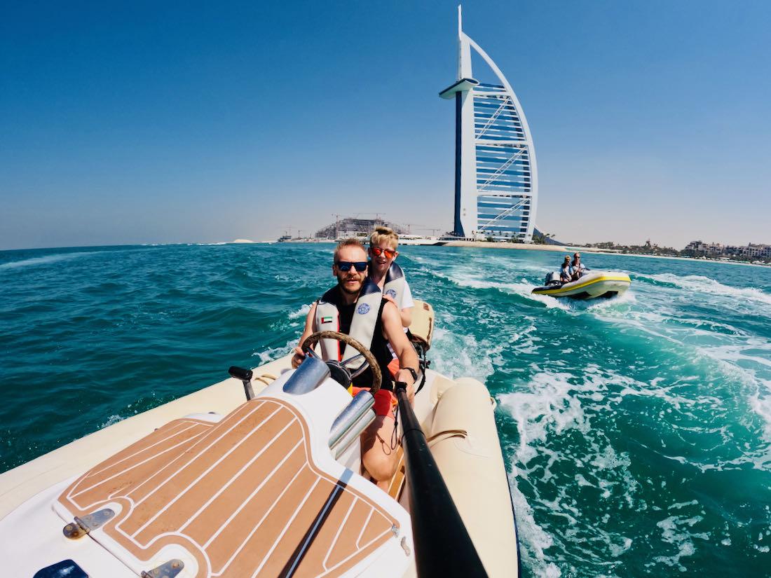 Mit dem Boot vor dem Burj al Arab