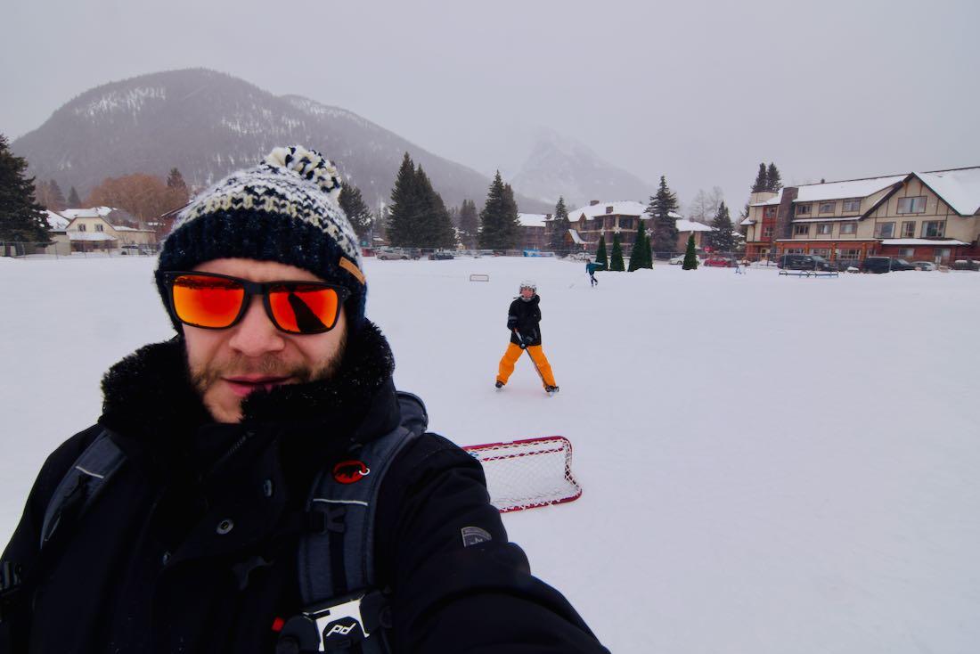Hockey mitten in Banff in den Rocky Mountains in Kanda