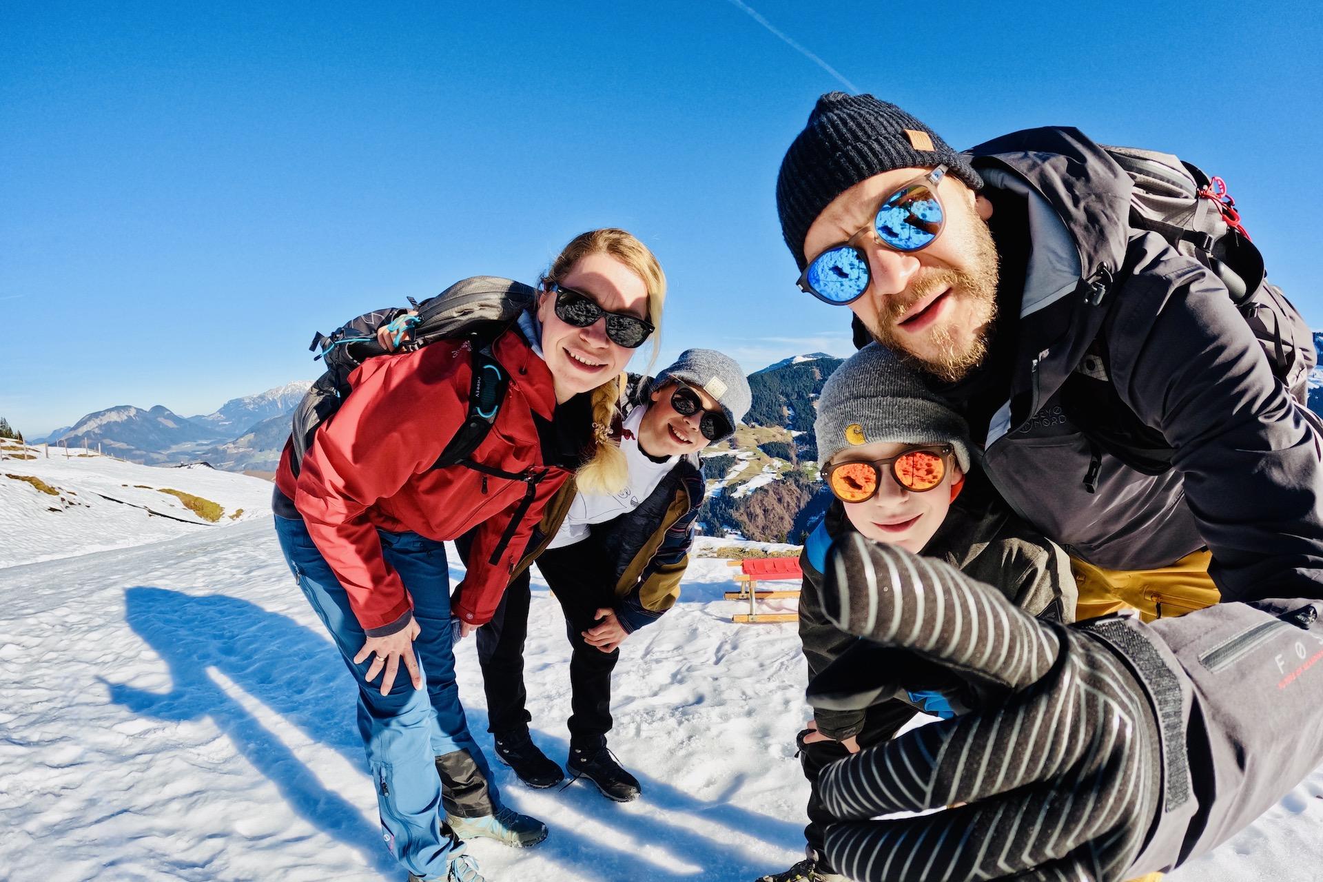 Im Winter als Familie auf die Hohe Salve - Ski Rodeln und Schneeschuh-Wandern - Header Fravely