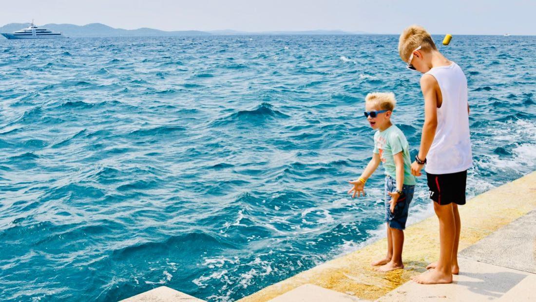 Ben und Flo bei der Meeresorgel Zadar in Kroatien