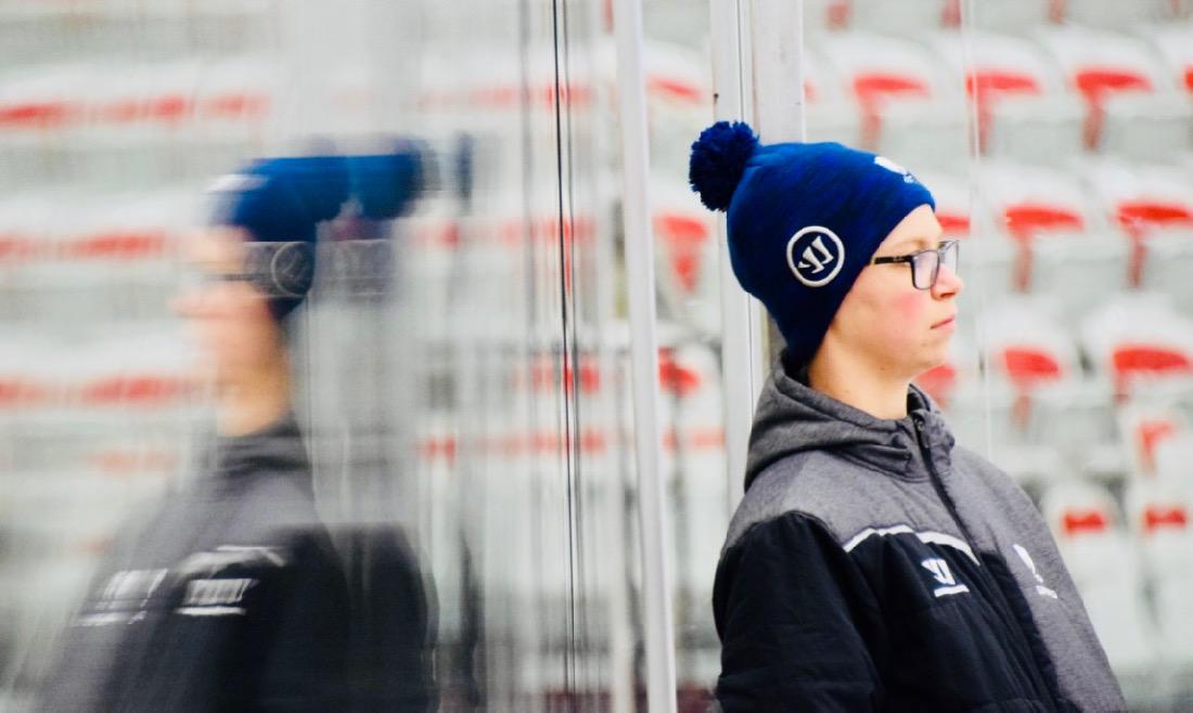 Melanie an der Bande beim Eishockey