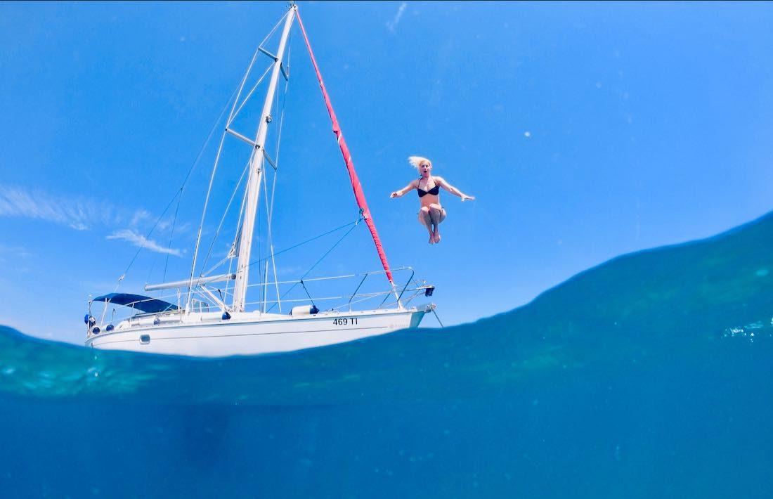 Melanie springt vom Boot