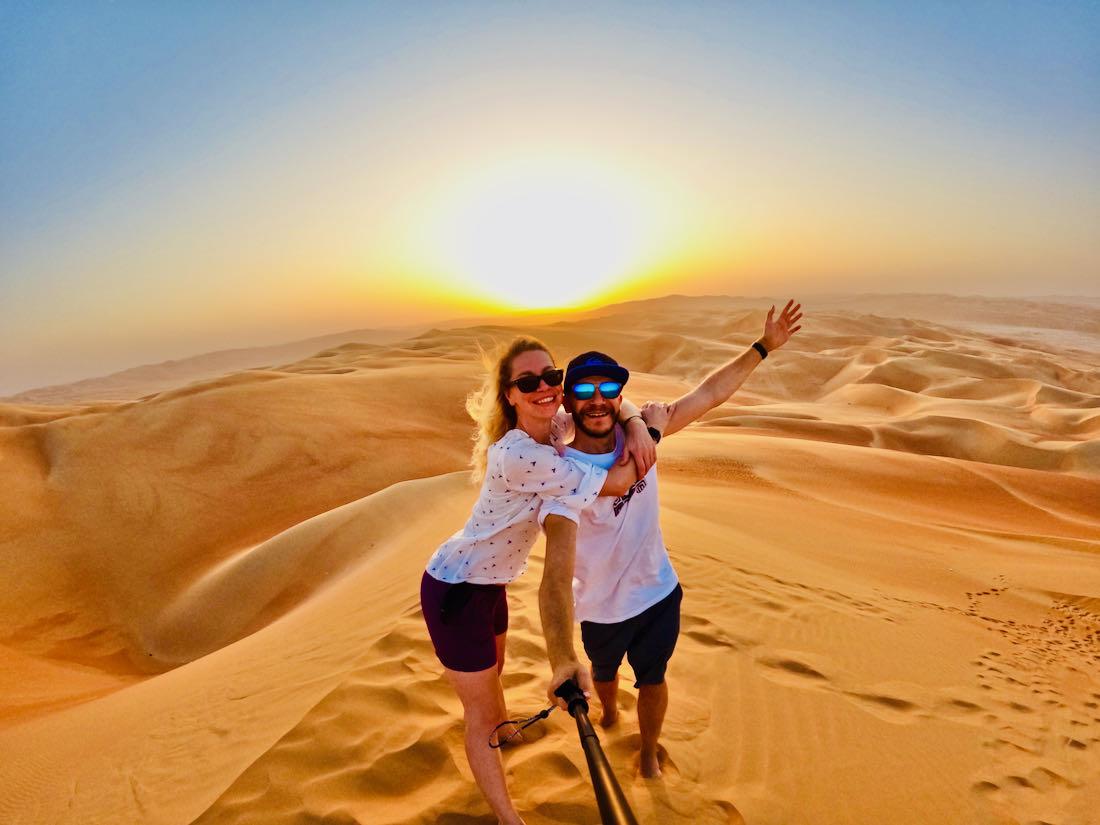 Melanie und Thomas in der Liwa Wüste beim Sonnenuntergang