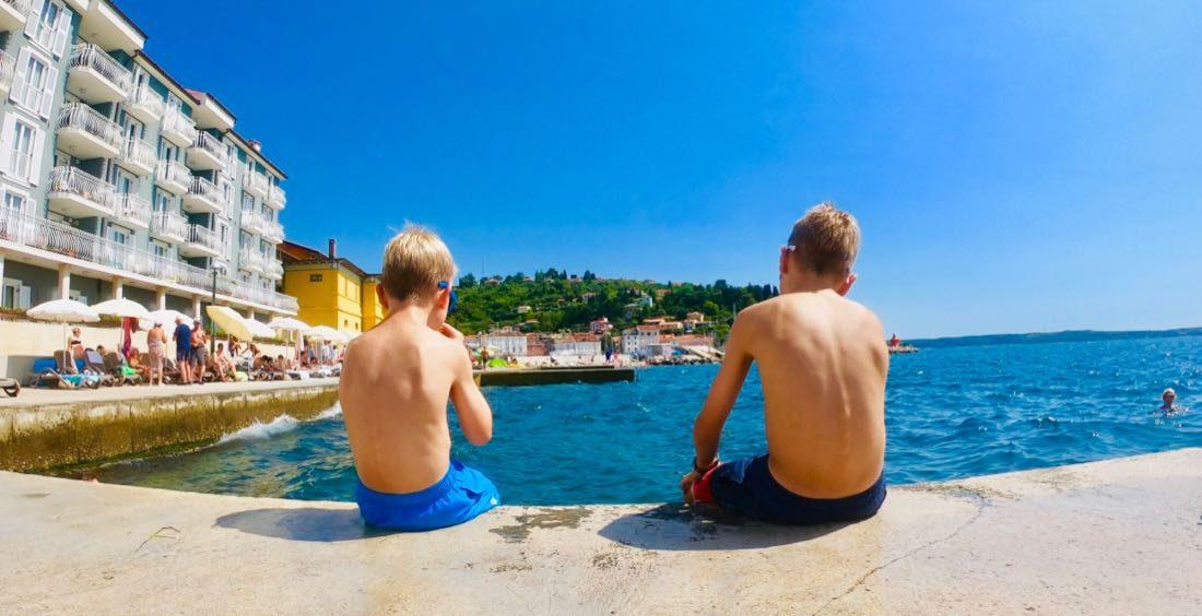 Ben und Flo am Mittel Meer vor dem Hotel Piran in Slovenien