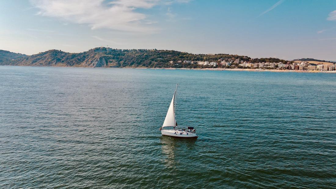 Fravely auf dem Segelboot vor Rimini