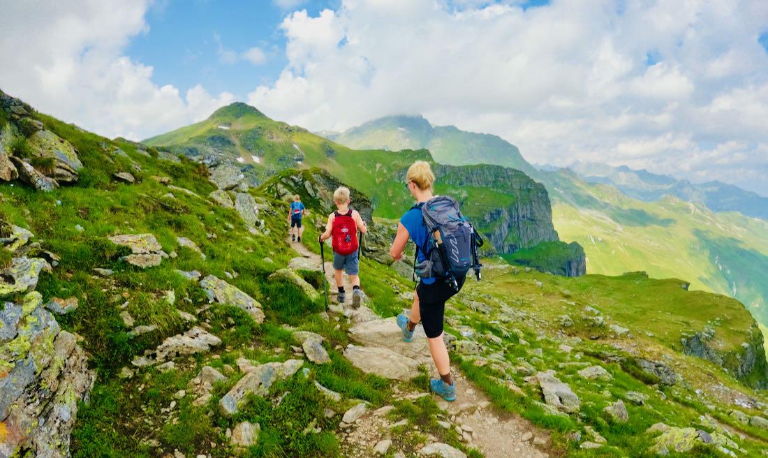 Wandern auf dem Kamm zum Madrisella mit blauem Himmel