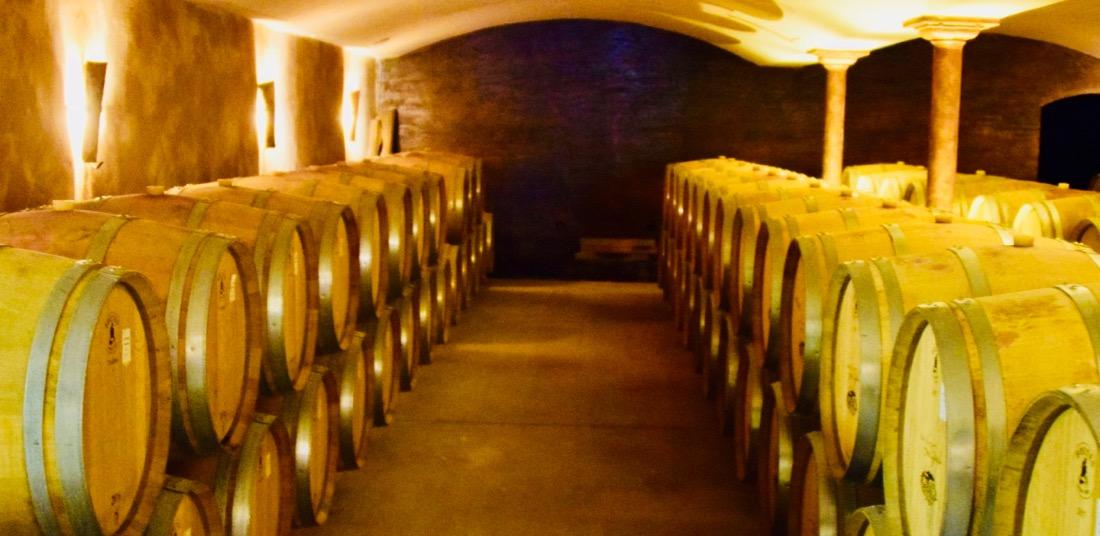 Weinfässer im Weinkeller Domaine de la Giscle