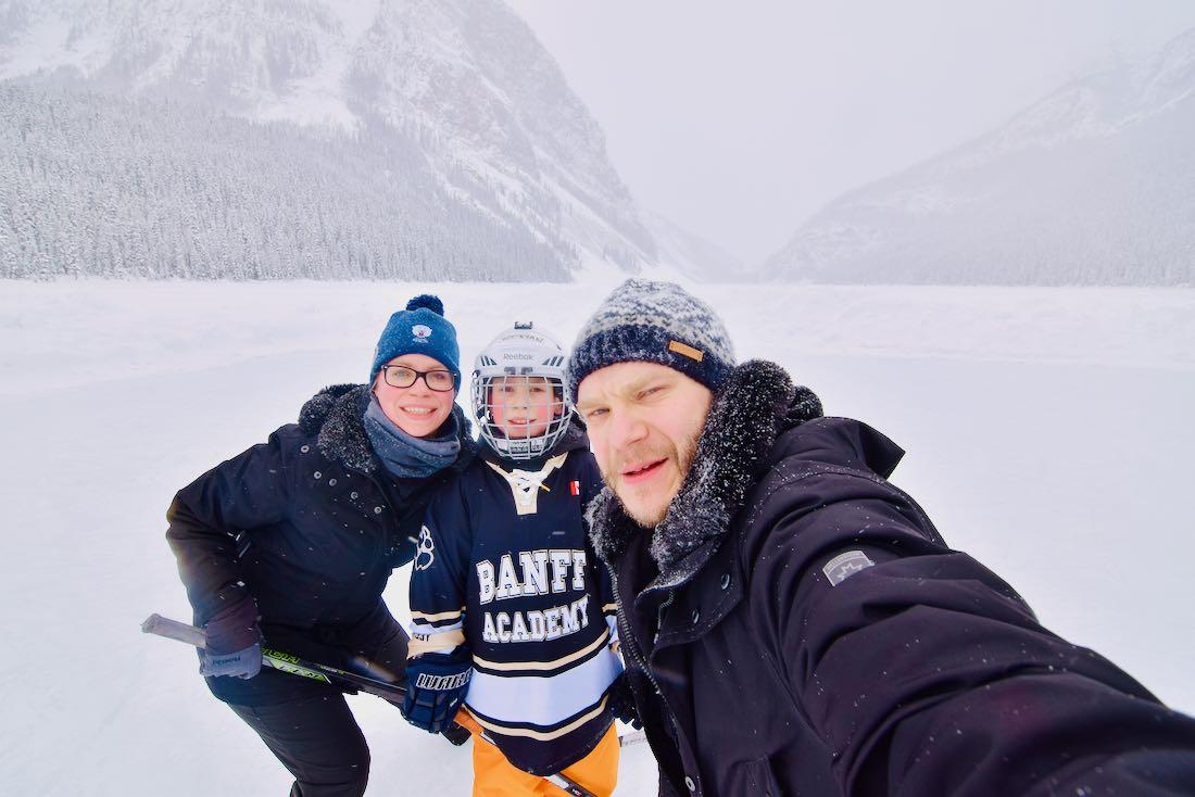 Wir spielen Eishockey auf dem Lake Louise in Kanada
