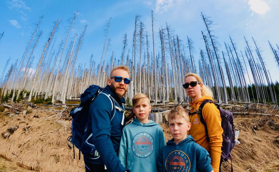 Wir vor dem kahlen Wald am Brocken