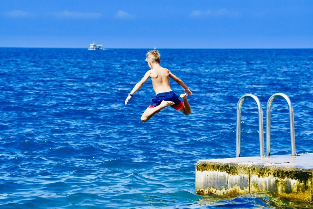 Flo springt beim Hotel Piran ins Mittelmeer