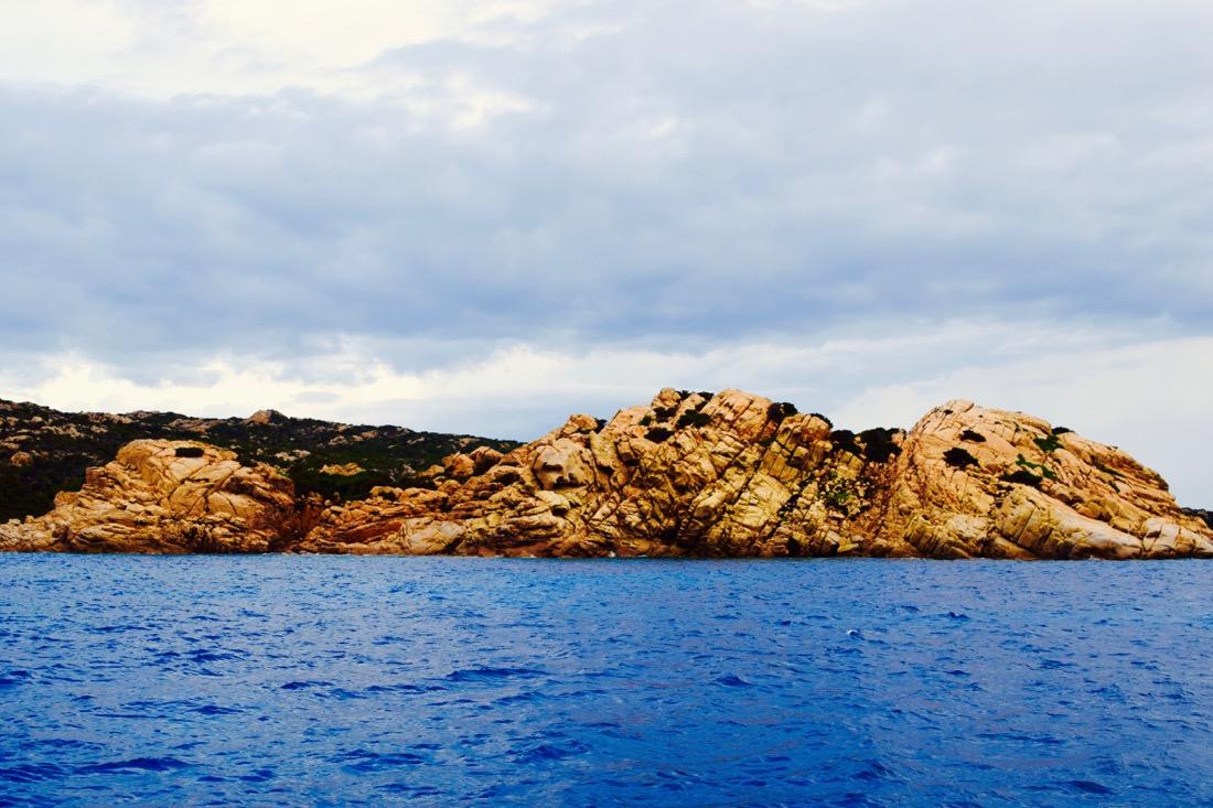 felsige Insel im La Madalena Archipel auf Sardinien